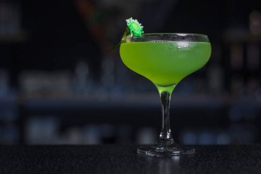 Kokteyl Cezaritz cin, salatalık ve mürver ile dekore edilmiş bir çiçek ile bir alkolik bir cam çubuk üzerinde duruyor sayaç. ocktail kartı, kokteyl menü 