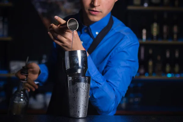Barman Mixologist Wlewa Alkohol Jiggera Schłodzonego Shakera Zbliżenie — Zdjęcie stockowe