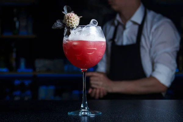 ピンク 冷えたカクテルで ジンやワインとシロップがバーの花で飾られているカウンター — ストック写真