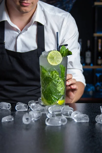 Färsk Cocktail Mojito Ligger Bardisken Med Bartender Bakgrunden Isbitar Runt — Stockfoto