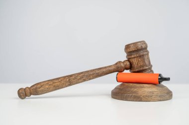 Yargıç tokmağı tek kullanımlık tüpe vurur. Sigara yasağı