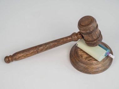 Yargıç tokmağı elektronik sigaraya vurdu. Sigara yasağı. Tütün ısıtma sistemleri