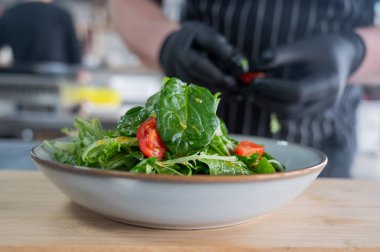 Şef salata hazırlar