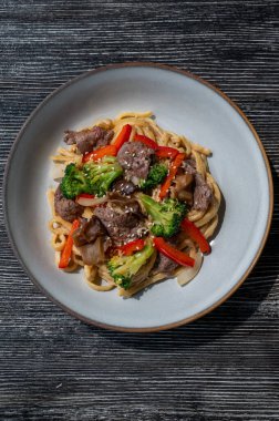 Biftek ve brokoli ile makarna manzarası