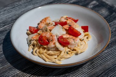 Karides ve domatesli makarna.