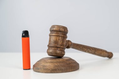 Yargıç tokmağı tek kullanımlık tüpe vurur. Sigara yasağı