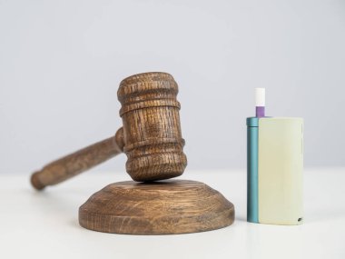 Hakimler tokmak ve elektronik sigara. Sigara yasağı. Tütün ısıtma sistemleri