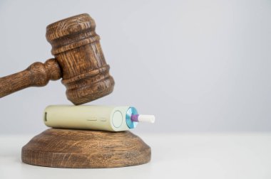 Yargıç tokmağı elektronik sigaraya vurdu. Sigara yasağı. Tütün ısıtma sistemleri