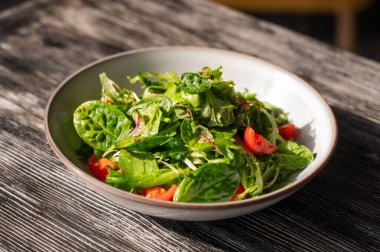 Bir kafede servis edilen yeşil salata.