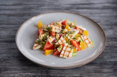 Peynirli ve portakallı salata.