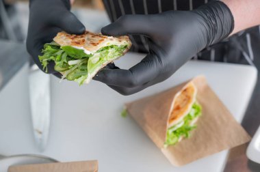 Şef otlu bir yassı ekmek hazırlar.