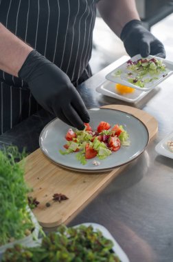 Şef salatayı hazırlar.