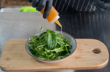 Şef salata hazırlar