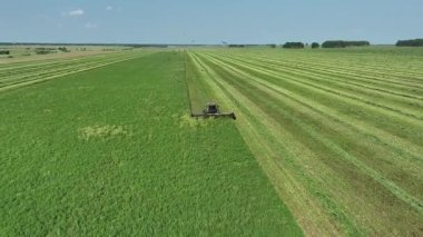 Ekinleri toplayan biçerdöverin üst görüntüsü