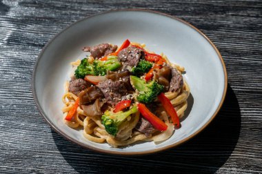 Biftek ve brokoli ile makarna manzarası