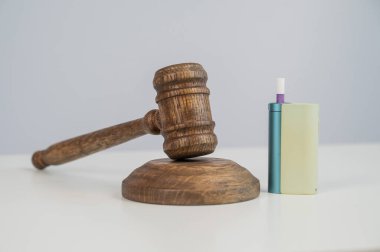 Hakimler tokmak ve elektronik sigara. Sigara yasağı. Tütün ısıtma sistemleri