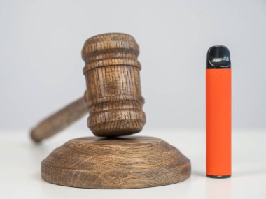 Yargıç tokmağı tek kullanımlık tüpe vurur. Sigara yasağı