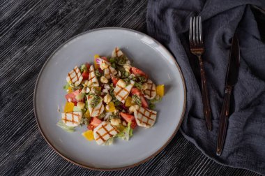 Peynirli ve portakallı salata.