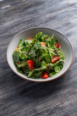 Bir kafede servis edilen yeşil salata.