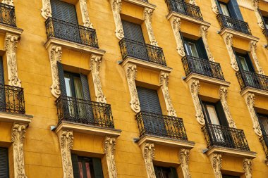 Eski bir Avrupa şehri çok güzel mimarisinde. Enfes sıva ve küçük sahte balkon sarı çok katlı ev. Arka plan, mimari bir tema üzerinde doku.
