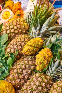 Ananas ve rollinia deliciosa, biriba yakın çekim. Pazar, ın Bazaarı, mağaza, dükkan, süpermarket vegans, vejetaryenler için pahalı egzotik meyve. Çocuklar ve yetişkinler için a muamele etmek.