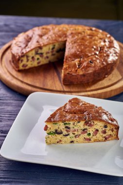 Pastadan alışılmadık şekersiz ön planda. Mısır buğday pasta tuzlu doldurma arka planda çeşitli seçenekleri ile. Sosis, zeytin, sebze, yeşillik, et ile aperatif kek.