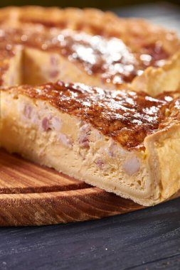 İştah açıcı peynir jambon sosis ile pasta. Kızarmış peynir kabuk ile şekersiz kek yemek saati. Bir olağandışı pizza 