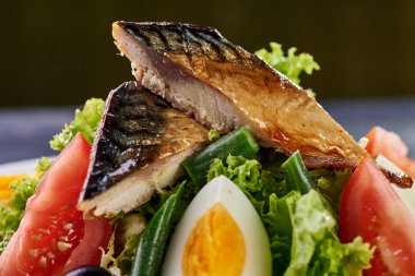 Sezar salatası modern bir varyasyonu. Balık yumurta ve sebze salatası. Bir parça et ve balık lezzetli bir kabuk için ızgara. Taze sulu salatalık, domates, marul, yeşil ve kuşkonmaz.