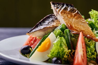 Sezar salatası modern bir varyasyonu. Balık yumurta ve sebze salatası. Bir parça et ve balık lezzetli bir kabuk için ızgara. Taze sulu salatalık, domates, marul, yeşil ve kuşkonmaz.
