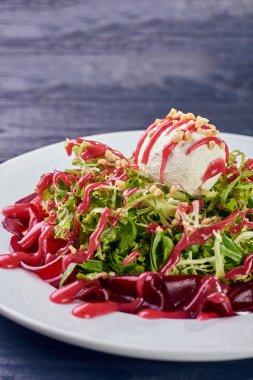 Alışılmadık bir modern düşük kalorili salata. Ultramodern bir top dondurma için moleküler mutfağından salata tuzlu. Yeşiller, pancar, sos, keçi peyniri, haşlanmış yumurta ve fındık üzerinden meze.