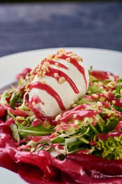 Alışılmadık bir modern düşük kalorili salata. Ultramodern bir top dondurma için moleküler mutfağından salata tuzlu. Yeşiller, pancar, sos, keçi peyniri, haşlanmış yumurta ve fındık üzerinden meze.