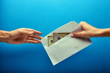 El bir zarfla para, ödeme faturaları, dolar tutar. Gölge ekonomi, vergi olmadan bir zarf içinde yasadışı maaş. Bir kadın bir suç işleyen, nakit rüşvet verir.