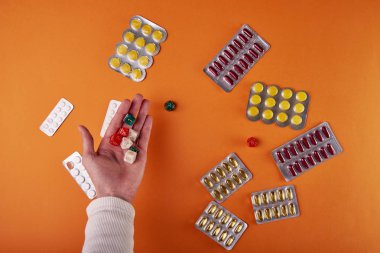 İlaçlar, vitaminler, gıda katkı maddeleri seçmek için garip bir yol. Bir adam bir fortunetelling, zarları ile tedavi yöntemi seçer. Zar, servet sesleri. Doktor teşhis ve tedavi bulmak.