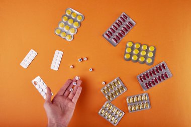 İlaçlar, vitaminler, gıda katkı maddeleri seçmek için garip bir yol. Bir adam bir fortunetelling, zarları ile tedavi yöntemi seçer. Zar, servet sesleri. Doktor teşhis ve tedavi bulmak.