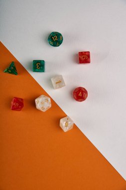 Bir iki ton beyaz ve turuncu zemin üzerine kurulu oyunlar için alışılmadık zar masa. Aksesuarlar, çakıl taşları, ünlü masa oyunu 