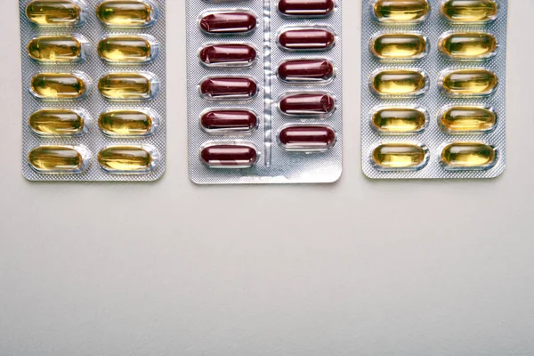 Zwei Packungen Gelbe Durchscheinende Tabletten Und Eine Packung Kastanienbraune Vitamine — Stockfoto