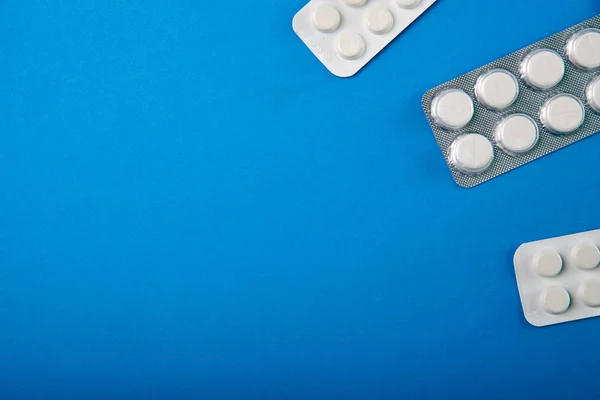 Два Вида Простых Белых Таблеток Аптеки Ярко Голубом Фоне Стола Стоковое Изображение