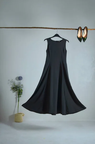 Незвичайний Спосіб Показати Сукню Красива Чорна Сукня Висить Вішалці Модне Стокова Картинка