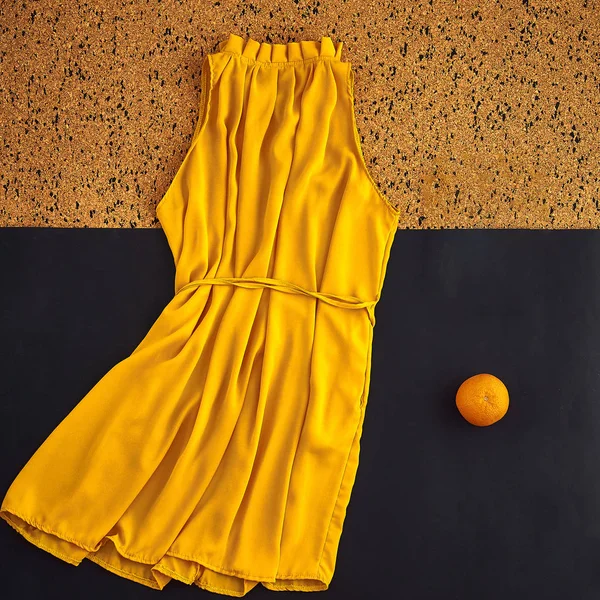 Layout Com Roupas Marrom Laranja Tons Quentes Amarelos Feminino Bonito — Fotografia de Stock