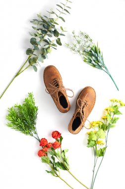 Tonları ile beyaz arka planda moda kadın ayakkabıları. Siyah botlar, kahverengi botlar. Yürüyen ayakkabılar. Düz yatıyordu, üst görünüm trendy moda kadınsı arka plan. Güzellik blog konsepti.