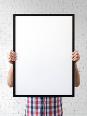 Çerçeve mockup tutarak. Fotoğraf Mockup. Adam tutun çerçeve. Çerçeveleri ve poster tasarımı için. Çerçeve boyutu 20 x 28 (50x70cm).