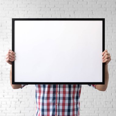 Çerçeve mockup tutarak. Fotoğraf Mockup. Adam tutun çerçeve. Çerçeveleri ve poster tasarımı için. Çerçeve boyutu 28 x 20 (70x50cm).