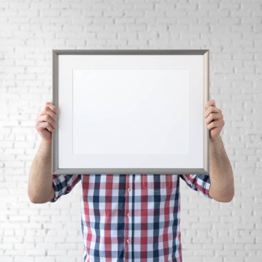 Çerçeve mockup tutarak. Fotoğraf Mockup. Adam tutun çerçeve. Çerçeveleri ve poster tasarımı için. Çerçeve boyutu 16 x 12 (40x30cm).