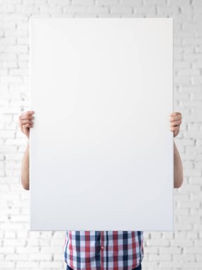 Tutan tuval mockup. Fotoğraf Mockup. Oğlan tuval. Tuval tasarımı için. Çerçeve boyutu 24 x 36 (61x91cm).