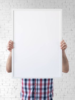 Çerçeve mockup tutarak. Fotoğraf Mockup. Adam tutun çerçeve. Çerçeveleri ve poster tasarımı için. Çerçeve boyutu 20 x 28 (50x70cm).