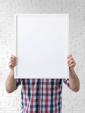Çerçeve mockup tutarak. Fotoğraf Mockup. Adam tutun çerçeve. Çerçeveleri ve poster tasarımı için. Çerçeve boyutu 16 x 20 (40x50cm).