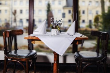 Zarif camlı teras iç sokak görünümü ile bir tabloyla