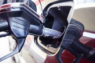 Arabada benzin veya dizel yakıt yakıt ikmali, silah tank yakıt ikmali yakın çekim