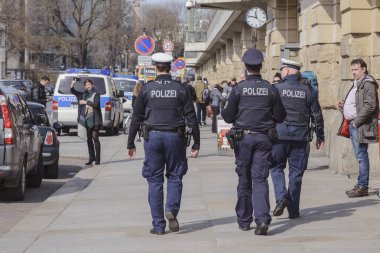 Bir polis devriye Merkez Tren İstasyonu Dresden, Almanya, 30 Mart 2018 üzerinde devriye..