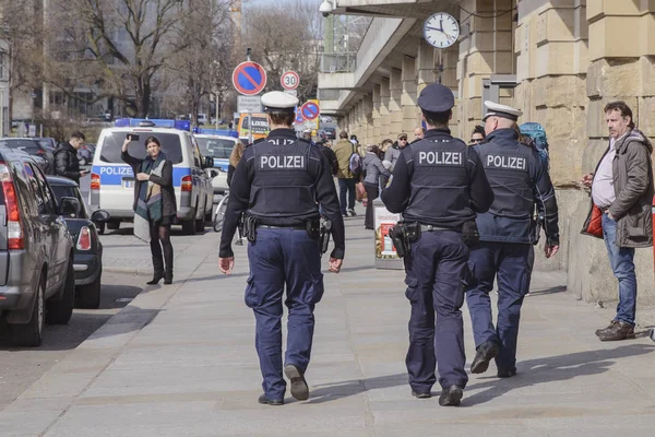 Bir polis devriye Merkez Tren İstasyonu Dresden, Almanya, 30 Mart 2018 üzerinde devriye..